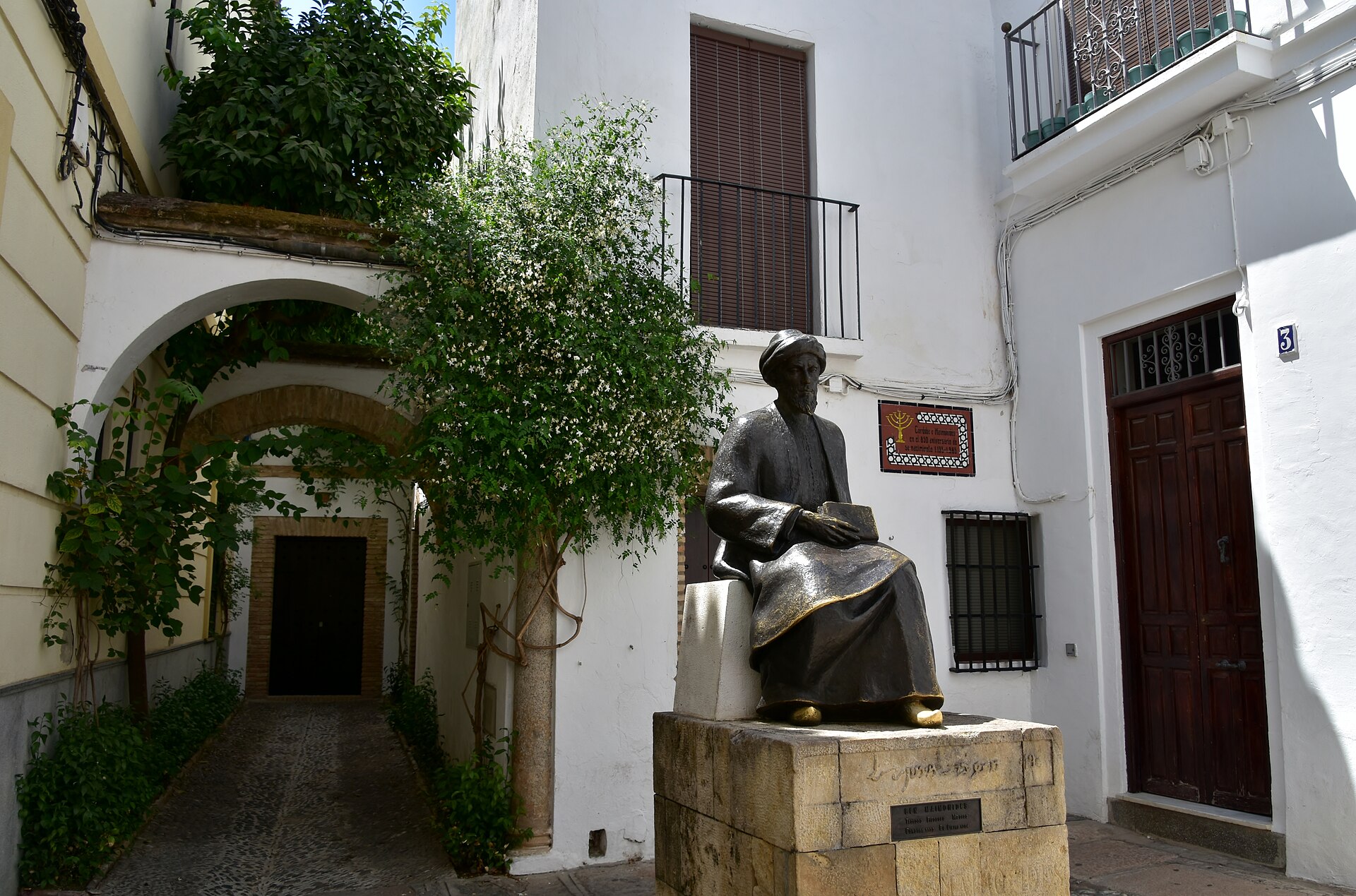 Maimonides of Córdoba: A Jewish Philosopher Writing in Arabic